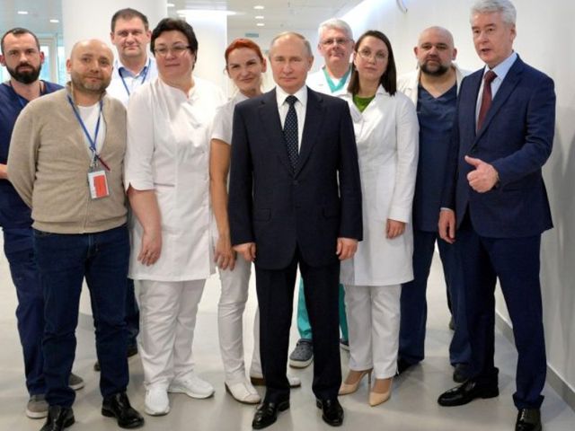 El presidente Putin honra a los sanitarios que atienden pacientes con Covid-19 con un merecido aumento de sueldo