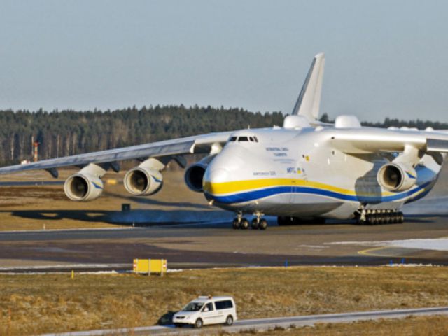 Największy samolot świata w Polsce. Przywiózł 80 ton sprzętu do walki z koronawirusem