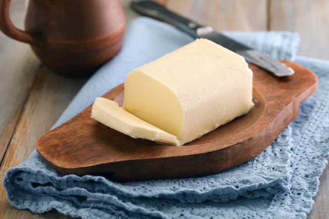 Gdzie kupić masło w promocji i w jakim sklepie jest najtańsze w standardowej cenie?