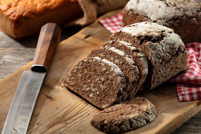 Jak upiec chleb razowy? Przepis na chleb razowy na zakwasie i na drożdżach