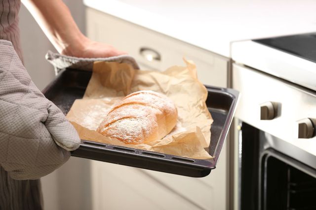 Jak upiec chleb w domu? Przepis na chleb na drożdżach z piekarnika