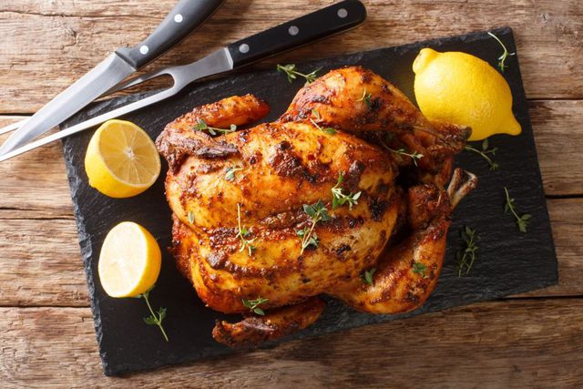 Przepis na pieczonego kurczaka – jak przygotować i upiec kurczaka?