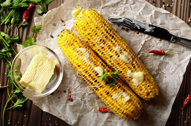 Przepis na kukurydzę z grilla, czyli prosty sposób na urozmaicenie Twojego grillowego menu!