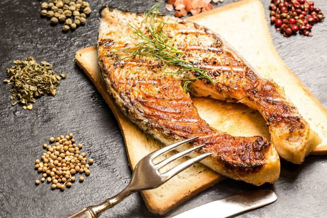 Przepis na łososia z grilla. Jak przyrządzić tą delikatną rybę?