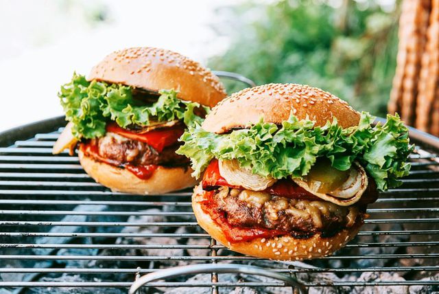 Przepis na burgery z grilla. Co zrobić, żeby Twoje burgery były naprawdę pyszne?