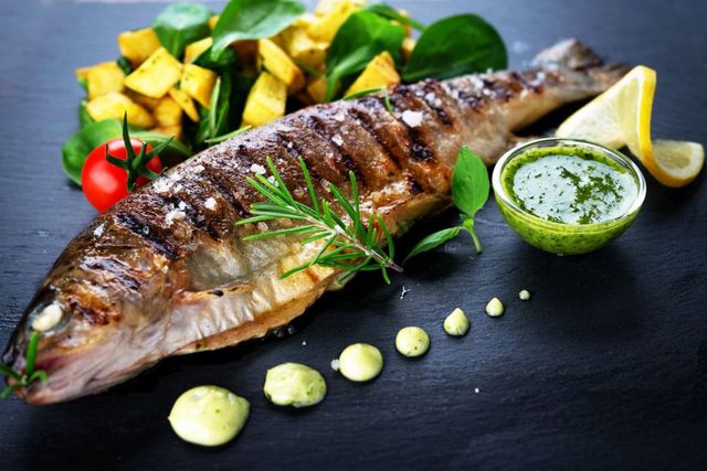 Przepis na pstrąga z grilla: jak łatwo przyrządzić rybę i cieszyć się pysznym posiłkiem?