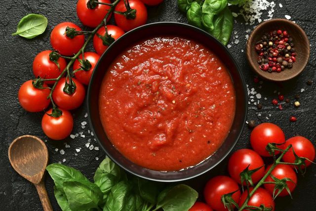 Jak zrobić sos pomidorowy do pizzy? Przepisy z koncentratu, świeżych pomidorów i z puszki