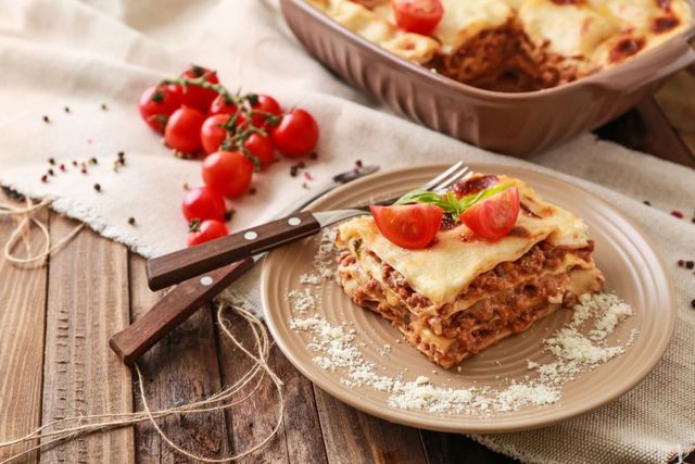 Prosty przepis na klasyczną lasagne bolognese. Jak przygotować to sztandarowe danie kuchni włoskiej?