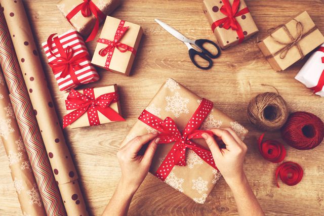 Jak estetycznie zapakować świąteczny prezent?