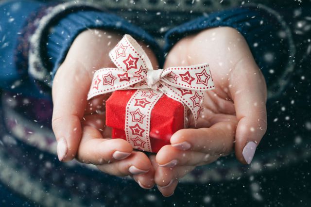 Drobne prezenty na święta. Jak sprawić bliskim radość i nie wydać fortuny?