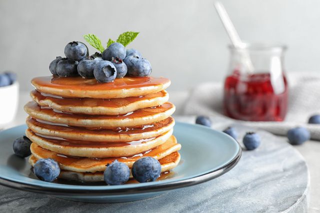 Prosty przepis na puszyste american pancakes: sprawdź, jak je zrobić