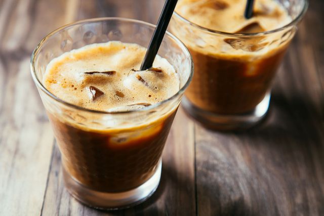Jak zrobić pyszną kawę mrożoną w domu? Poznaj prosty i sprawdzony przepis na orzeźwiający napój